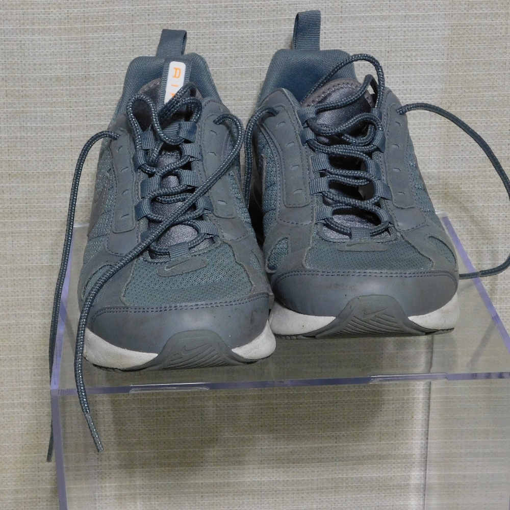 NIKE AIR  SIZE 8.5